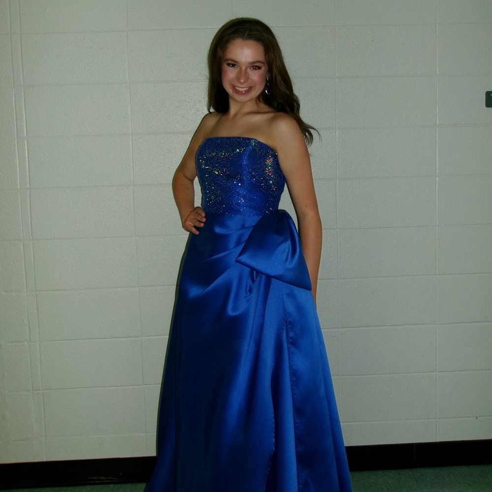 Elegant Blue Strapless Gown